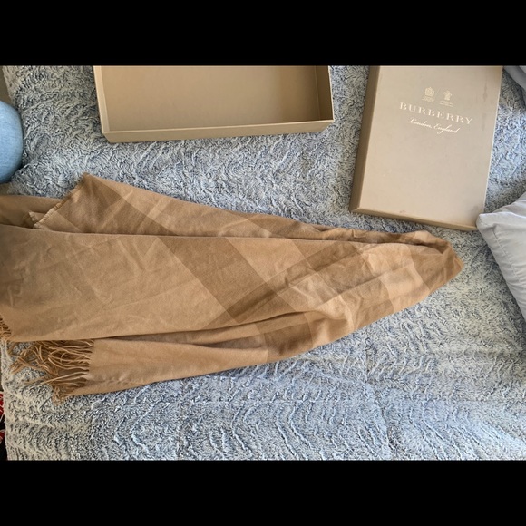 Burberry Cashmere Poncho - Picture 4 of 4